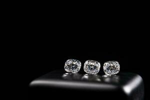 luxe gros carats diamants sur noir Contexte photo