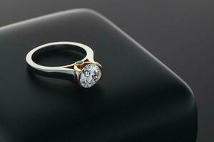 engagement diamant bague proche en haut photo