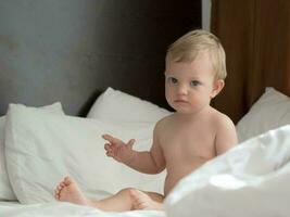 bébé séance sur le lit photo