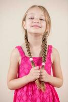 enfant fille en portant nattes et souriant photo