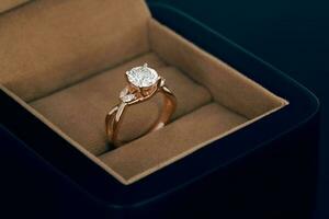 engagement or bague avec luxe diamant photo