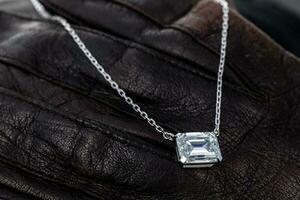 blanc or diamant pendentif Collier photo