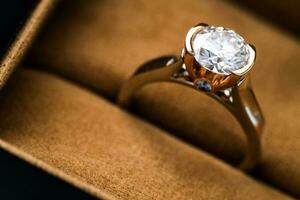 engagement diamant bague proche en haut photo