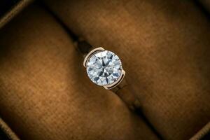 engagement diamant bague proche en haut photo