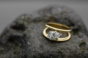 luxe engagement diamant bague sur Naturel pierre photo