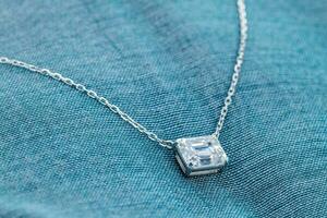 blanc or diamant pendentif Collier photo