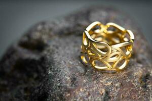 luxe or bague sur Naturel pierre photo