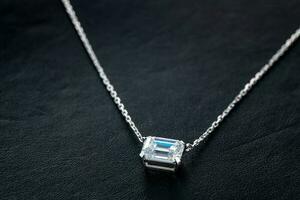 blanc or diamant pendentif Collier photo