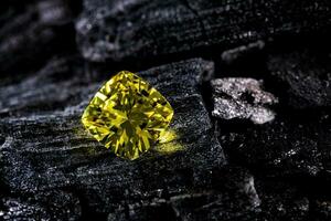 Jaune diamant. le précieux gemme photo