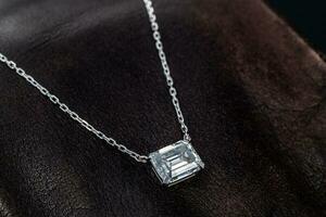 blanc or diamant pendentif Collier photo