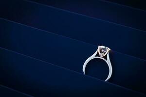 engagement diamant bague proche en haut photo