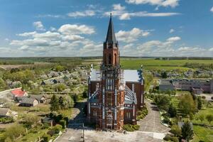 aérien vue sur néo gothique temple ou catholique église dans campagne photo