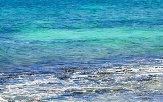 pierres roches coraux turquoise vert bleu eau sur la plage mexique. photo