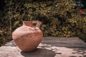 ancienne cruche sur une table en bois photo