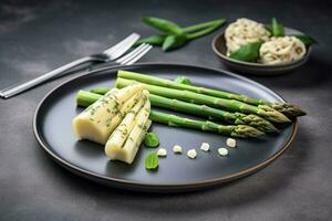 traditionnel bavarois blanc asperges servi avec sauvage Ail et amande beurre fermer sur une nordique conception assiette avec copie espace, produire ai photo