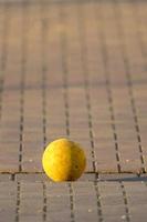 La balle jaune des enfants se trouve sur un endroit pavé photo