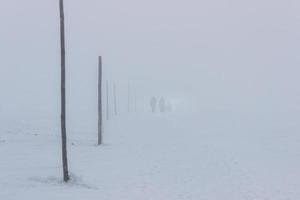 marcher pendant une tempête de neige photo