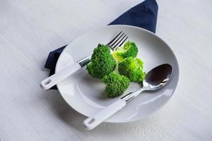 brocoli sain dans une assiette photo