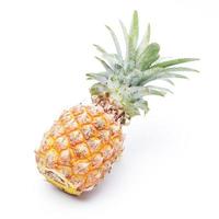 fruit d'ananas isolé sur fond blanc photo