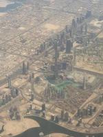 paysage de dubaï depuis la fenêtre de l'avion aérien photo