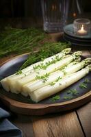 moderne style traditionnellement à la vapeur blanc asperges avec beurre sauce et cresson servi fermer sur une nordique conception plaque, produire ai photo