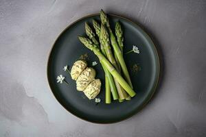 traditionnel bavarois blanc asperges servi avec sauvage Ail et amande beurre fermer sur une nordique conception assiette avec copie espace, produire ai photo