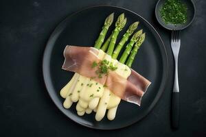 moderne style traditionnel à la vapeur blanc asperges avec guéri jambon et Hollandaise sauce servi comme Haut vue sur une nordique conception assiette avec copie espace, produire ai photo