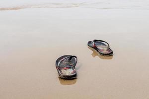 enlever les chaussures pour nager en mer pendant les vacances relax photo