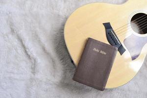 Sainte Bible sur une guitare avec un fond poilu, culte chrétien