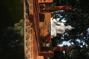 Statues de Bouddha blanc dans le vieux temple photo