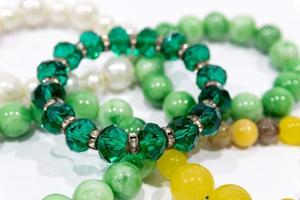 bracelets de perles sur fond blanc