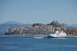 Kerkyra Lines Ferry et centre historique de l'île de Corfou en Grèce photo