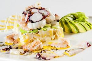 causa farci de fruits de mer plat traditionnel de la cuisine péruvienne photo