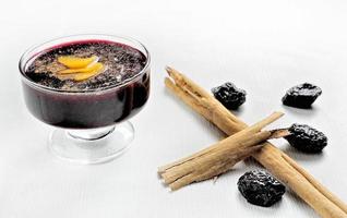 desserts péruviens populaires appelés mazamorra morada à base de maïs violet avec des bâtons de cannelle photo