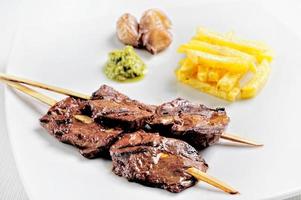cuisine péruvienne anticuchos, brochettes de viande de coeur de boeuf grillé