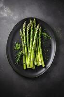 traditionnellement grillé vert asperges avec herbes comme une Haut vue sur une moderne conception assiette avec copie espace, produire ai photo