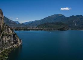lac de garde en italie photo