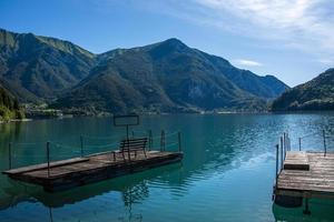Lac de Ledro sur une journée d'été ensoleillée près de Trente, Italie