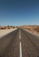 Route du désert solitaire le désert du Sahara en Afrique photo