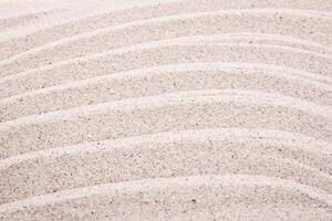 ondulations de sable blanc à la plage photo