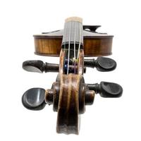 Vieux violon antique brun foncé isolé sur blanc photo
