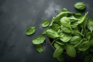 Frais biologique bébé épinard feuilles. Haut vue avec copie espace, produire ai photo