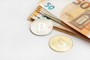 Pièces de monnaie Bitcoin et billets en euros crypto-monnaie par rapport au concept de monnaie fiduciaire photo