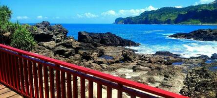 menganti plage lequel regards magnifique avec rochers, est situé dans le ville de kebumen, Java île, Indonésie photo