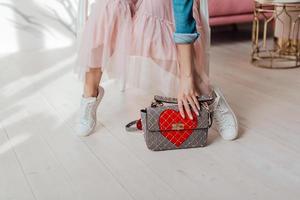 de beaux sacs complètent le style d'une fille magnifiquement habillée photo