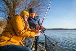 père et fils pêchant ensemble photo