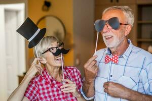 Sénior couple faire la fête à l'intérieur photo