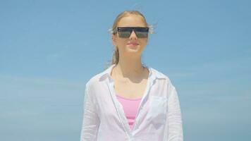 Jeune femmes jouer dans le mer sur leur été vacances et elles ou ils sourire et sont content sur vacances photo