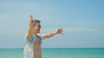 quelques câlins et bisous sur la plage pendant leurs vacances d'été et ils sourient et sont heureux en vacances. photo