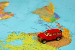 rouge jouet voiture sur monde carte dans Nord Amérique photo